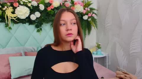 Snapshot of alice_charmy chatting on October 12, 2025, 6:01 am Alice in Wonderland online show from October 12, 2025, 6:01 am