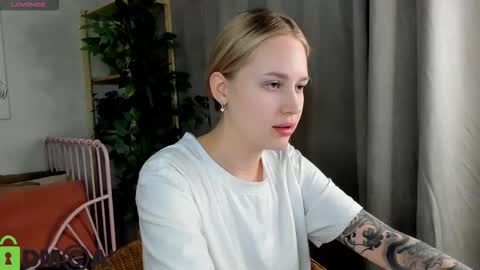 Snapshot of alice_elf chatting on December 14, 2025, 10:47 pm Alice online show from December 14, 2025, 10:47 pm