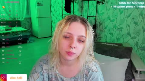 Snapshot of alice_halle chatting on January 2, 2025, 5:18 pm alice_halle online show from January 2, 2025, 5:18 pm