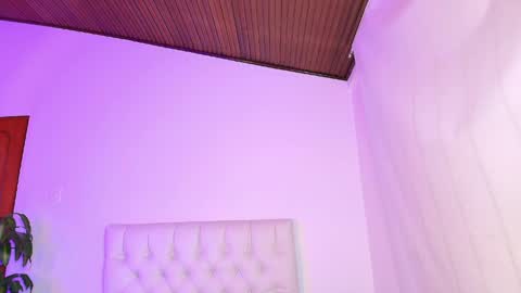 alice_jonnes_ online show from April 4, 2026, 7:06 am