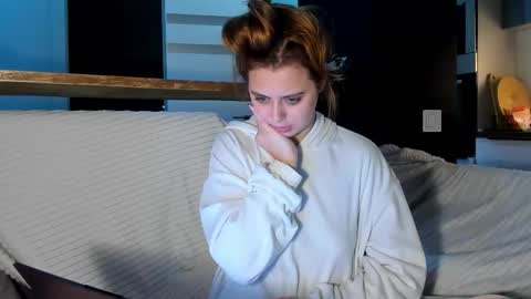 Snapshot of alice_wander chatting on November 5, 2025, 4:18 pm Alice online show from November 5, 2025, 4:18 pm