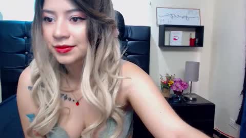 Snapshot of alicecollinz chatting on October 28, 2025, 8:55 pm AliceCollins online show from October 28, 2025, 8:55 pm