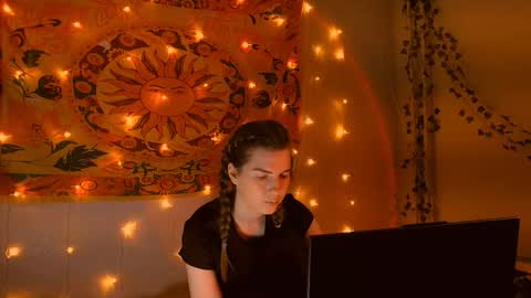 Snapshot of aliceinredsquare_ chatting on February 4, 2026, 5:13 am Alice online show from February 4, 2026, 5:13 am