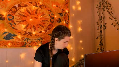 Snapshot of aliceinredsquare_ chatting on February 5, 2026, 5:12 am Alice online show from February 5, 2026, 5:12 am