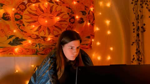 Snapshot of aliceinredsquare_ chatting on February 6, 2026, 5:27 pm Alice online show from February 6, 2026, 5:27 pm