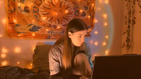 Snapshot of aliceinredsquare_ chatting on February 10, 2026, 5:22 am Alice online show from February 10, 2026, 5:22 am