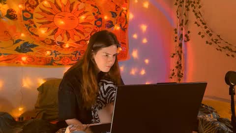 Snapshot of aliceinredsquare_ chatting on February 11, 2026, 5:12 am Alice online show from February 11, 2026, 5:12 am