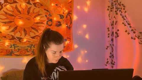 Snapshot of aliceinredsquare_ chatting on February 13, 2026, 5:36 am Alice online show from February 13, 2026, 5:36 am