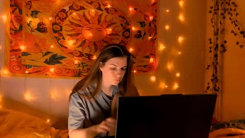 Snapshot of aliceinredsquare_ chatting on February 15, 2026, 5:04 am Alice online show from February 15, 2026, 5:04 am