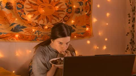 Snapshot of aliceinredsquare_ chatting on February 15, 2026, 7:51 am Alice online show from February 15, 2026, 7:51 am