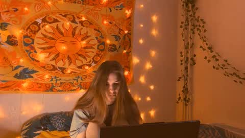 Snapshot of aliceinredsquare_ chatting on February 19, 2026, 5:14 am Alice online show from February 19, 2026, 5:14 am