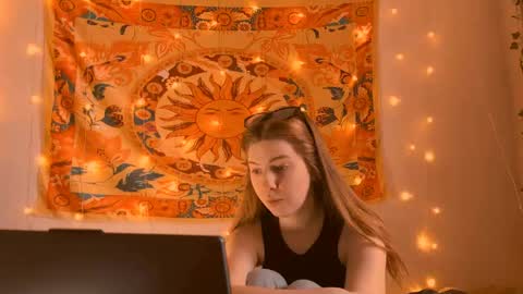 Snapshot of aliceinredsquare_ chatting on April 19, 2026, 5:07 am Alice online show from April 19, 2026, 5:07 am