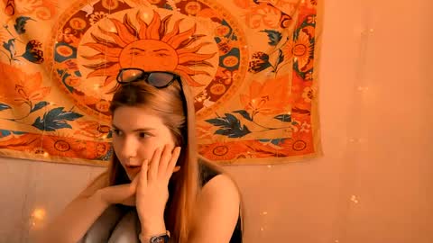 Snapshot of aliceinredsquare_ chatting on May 2, 2026, 5:12 am Alice online show from May 2, 2026, 5:12 am