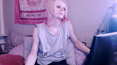 Alien Bella online show from December 18, 2025, 1:06 pm