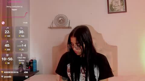 aliice_walker_ online show from February 3, 2025, 6:17 pm