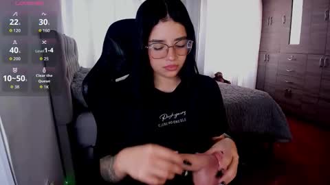 aliice_walker_ online show from December 3, 2025, 4:27 pm