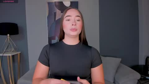alinakravitz_ online show from June 3, 2026, 6:46 pm