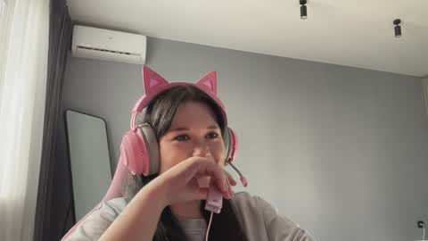 Snapshot of alinalovelove chatting on April 16, 2026, 1:45 pm Alina online show from April 16, 2026, 1:45 pm