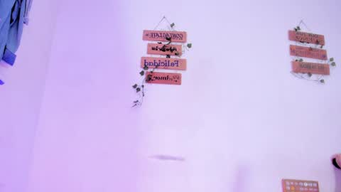 Alisia online show from April 6, 2026, 1:56 pm