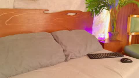 Alison Moon  online show from March 6, 2026, 11:01 pm