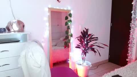 alissesallie_ online show from December 10, 2024, 2:05 am