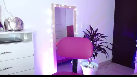 alissesallie_ online show from January 7, 2025, 4:50 am