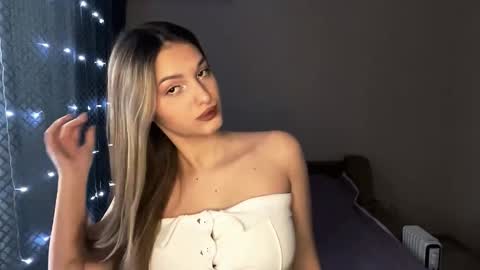 Snapshot of allenefeela chatting on February 19, 2026, 8:21 am Emily online show from February 19, 2026, 8:21 am