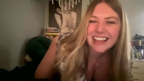 Snapshot of allyanalangel chatting on January 8, 2025, 4:55 am allyanalangel online show from January 8, 2025, 4:55 am