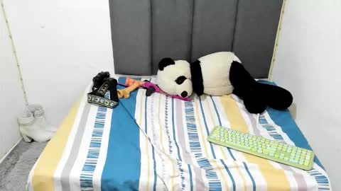 Snapshot of almaa__ chatting on October 9, 2025, 7:45 pm Alma online show from October 9, 2025, 7:45 pm