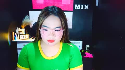 Almira online show from December 18, 2025, 3:34 am