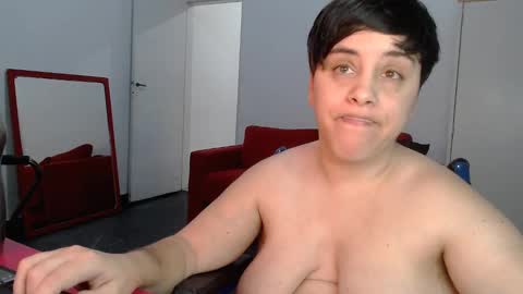 Snapshot of almondonwheels chatting on January 15, 2025, 11:40 pm Almond online show from January 15, 2025, 11:40 pm