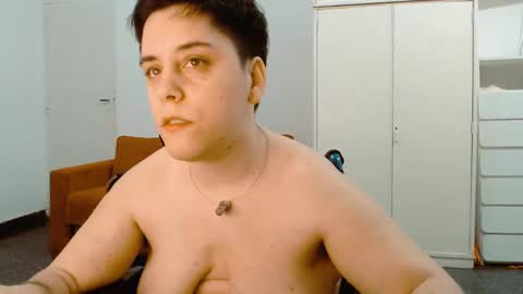 Snapshot of almondonwheels chatting on March 10, 2025, 4:17 am Almond online show from March 10, 2025, 4:17 am