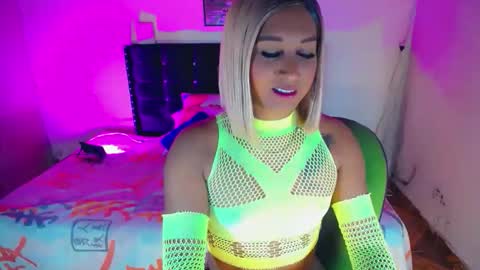 Snapshot of alondragill_ chatting on June 9, 2026, 3:40 am alondragill_ online show from June 9, 2026, 3:40 am
