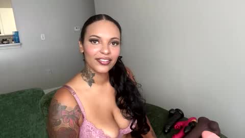 Snapshot of alongcamelexy chatting on October 14, 2025, 3:24 pm alongcamelexy online show from October 14, 2025, 3:24 pm