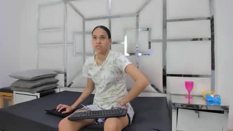 Amia y Sofia online show from November 17, 2025, 8:58 pm