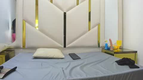 Amia y Sofia online show from November 22, 2025, 8:30 pm