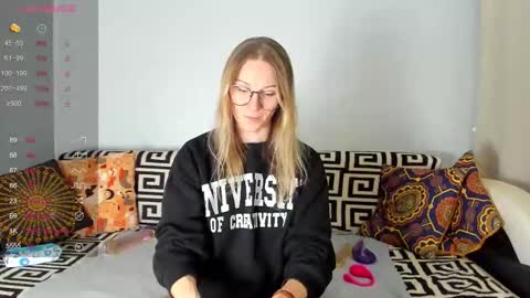 Amalia online show from November 23, 2025, 8:03 am