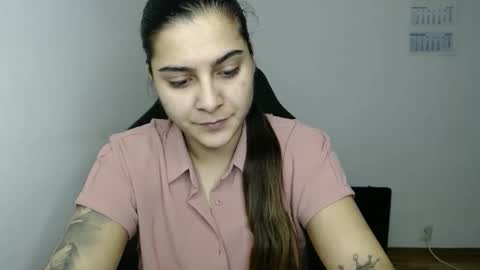 The queen of the biceps  online show from February 14, 2026, 2:19 am