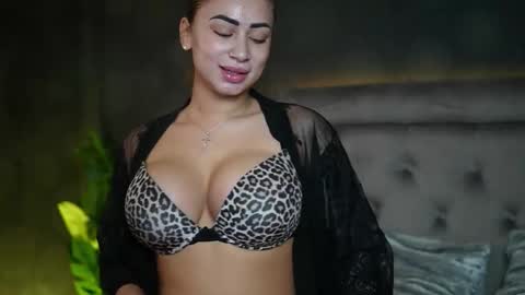  Amelia  online show from November 17, 2025, 8:58 pm