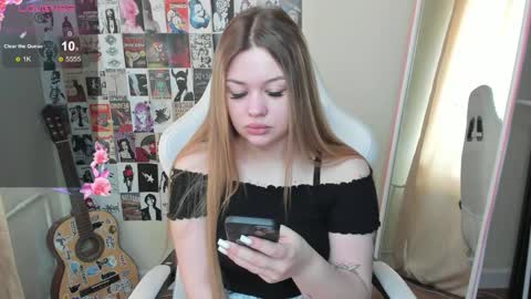 Amelie online show from May 13, 2026, 2:20 am