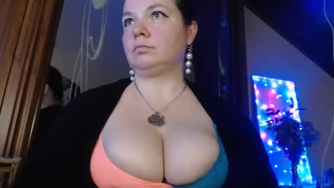 amorelara online show from December 7, 2024, 9:17 am