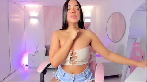 Snapshot of amy_medina_ chatting on January 16, 2025, 1:36 pm Emily online show from January 16, 2025, 1:36 pm