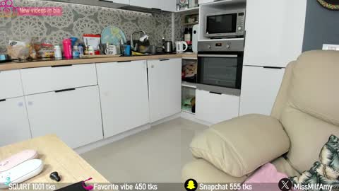 Snapshot of amysuperheroes chatting on January 22, 2025, 9:24 am Next stream Dec 3 online show from January 22, 2025, 9:24 am