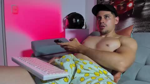 Snapshot of ander_perez chatting on November 11, 2025, 1:05 am ANDER online show from November 11, 2025, 1:05 am