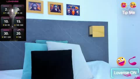 Snapshot of andhrea_vale chatting on February 12, 2026, 12:33 pm Andrea online show from February 12, 2026, 12:33 pm