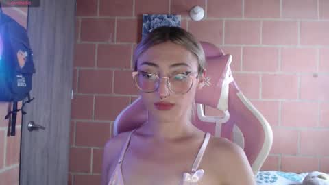 Andrea  online show from March 25, 2026, 9:43 pm