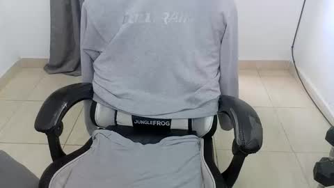 andres180950734 online show from April 24, 2026, 3:58 pm