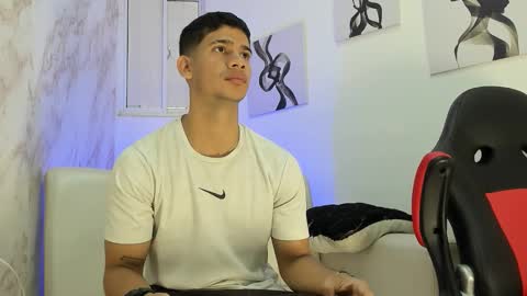 andres_stud online show from November 18, 2025, 12:42 pm
