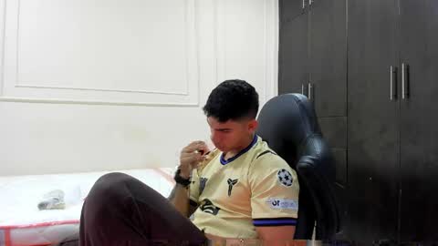 andres_stud online show from April 18, 2026, 4:27 am