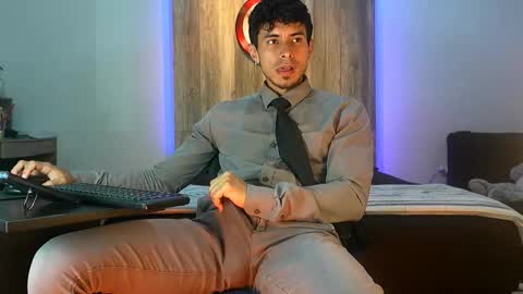 Snapshot of andrew_elliot chatting on October 30, 2025, 1:07 am Andrew online show from October 30, 2025, 1:07 am